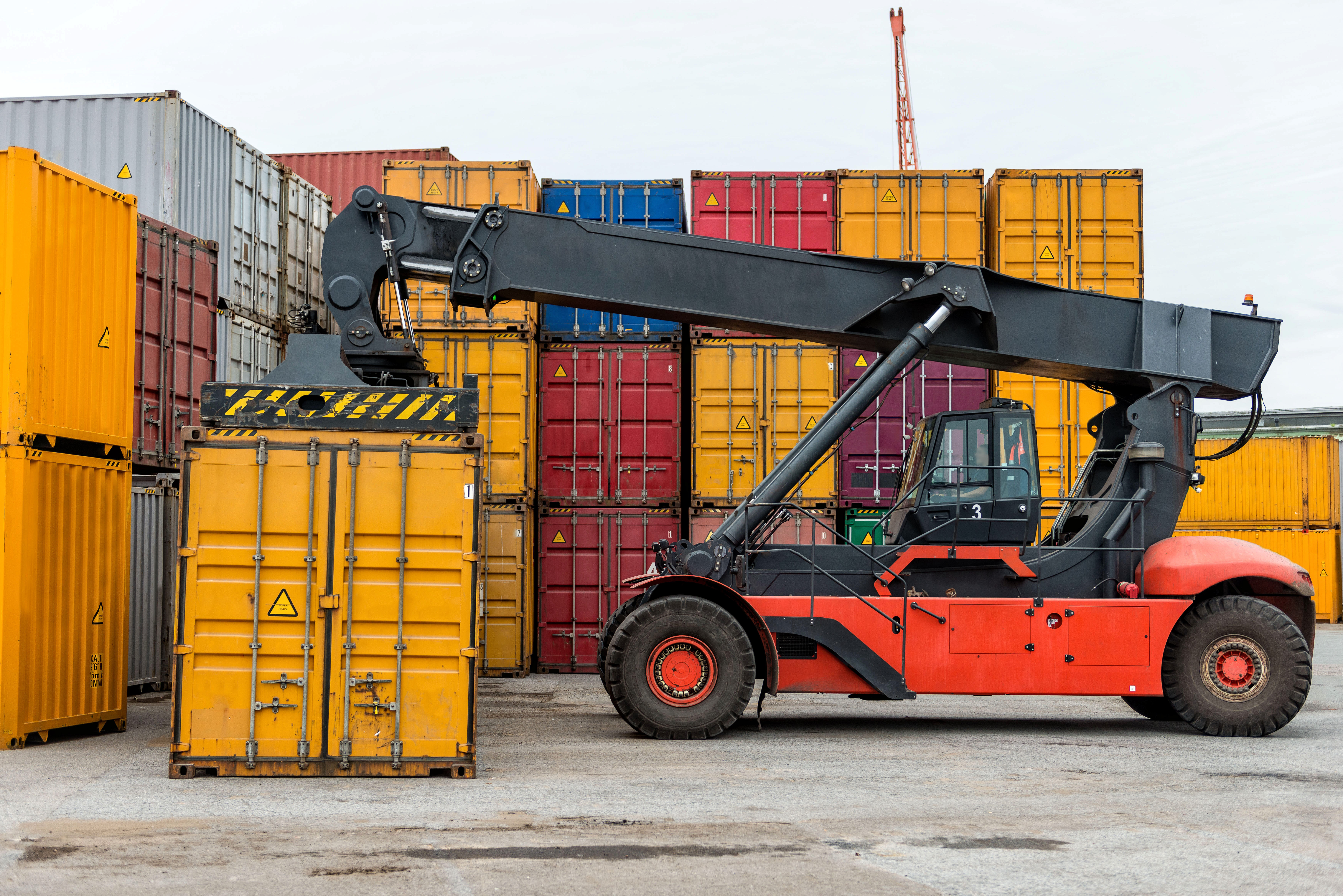 mobile-stacker-handler-in-action-at-a-container-te-AC9MF4F